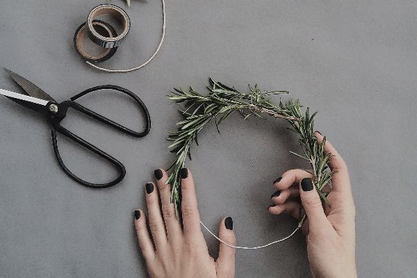 person-making-hair-vine-1030868